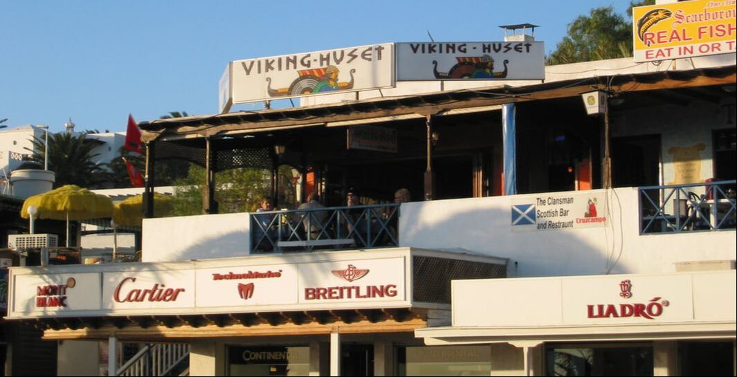 Facade med shopping og restauranter i Puerto del Carmen
