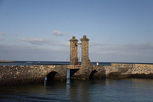 Den oprindelige vindebro ud til byens borg i Arrecife